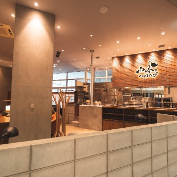 オシャレで解放感のある店内は、ゆっくり落ち着いてお食事が楽しめる空間です。ショッピングデートのお食事や、お友達同士でワイワイ楽しむお食事などにピッタリのお席もご用意しておりますので、お気軽に山本のハンバーグを味わいに来てください。