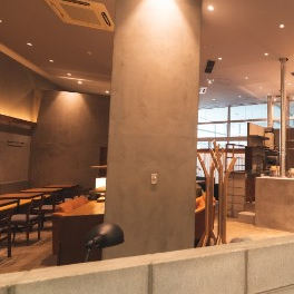店内には4名様、6名様がけのテーブル駅をご用意しています。小さなお子様連れのお食事でもゆったりとお食事が楽しめるソファ席もございます。ご家族揃ってのお食事や、ママ友ランチなどシーンに合わせて“ごほうび”時間をお楽しみください。