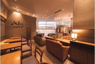 【4名様がけテーブル席×5卓】カップルでのデートや、お友達同士やご家族揃ってのお食事など、人数やシーンに合わせて便利に使えるテーブル席をご用意しております。お買い物の際には是非「山ハン」のハンバーグをご賞味ください！