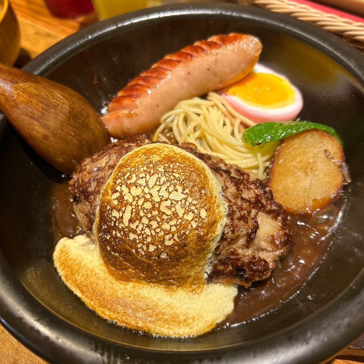 ハンバーグにはお得なセットがオススメ！ご飯はお替り自由です♪