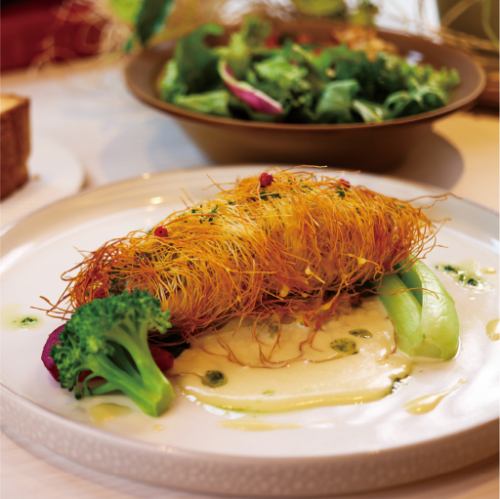 Monthly Lunch Main Course: Crispy Grilled Spanish Mackerel Wrapped in Herb-Fragrant White Wine Sauce