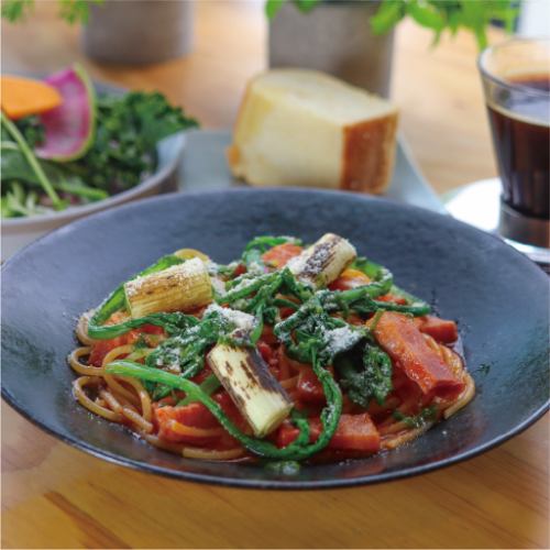 月替わりランチパスタ【春菊とベーコンのトマトパスタ】