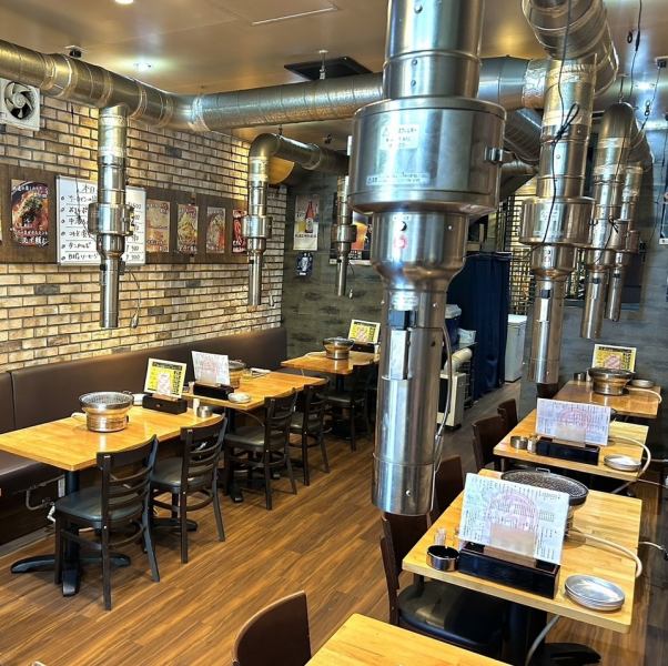 大衆感のある心地の良い空間。気張らず楽しめる空間で絶品の肉と旨い酒をお楽しみください。ハッピーアワーがかなりおすすめです！是非早い時間からお越しくださいませ♪