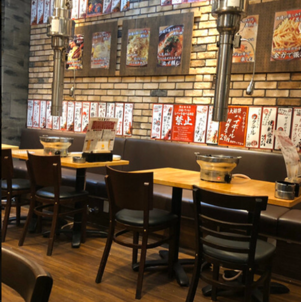 【仕事帰り・友人との気軽な飲み会に】気軽に利用できるテーブル席は、会社員の飲み会や友人同士の集まりにぴったり。焼きながら自然と会話が弾む距離感で、初めてでも過ごしやすい雰囲気です。普段使いからサク飲みまで、幅広いシーンで活躍する使い勝手の良さが魅力です。