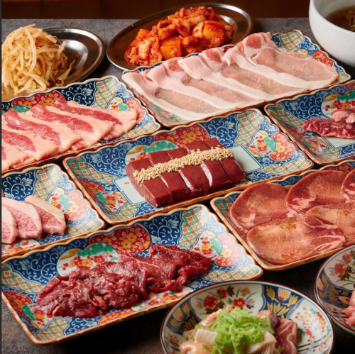 燒烤、喝酒，盡情享受美好時光！店內氛圍融洽。
