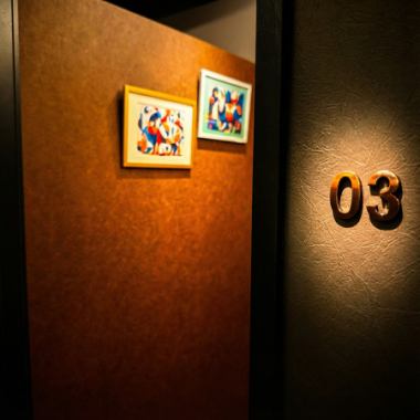 【最大12名様個室】会社宴会や会食に最適なゆとりある完全個室をご用意。周囲を気にせず、会話もお料理もスムーズにすすみます。お時間、人数等のご相談はお気軽にお問い合わせください。