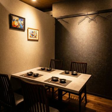 【4名様個室】大人のラグジュアリーを纏う完全個室。ゆったり過ごせる設えで、少人数の会食や女子会にも最適です。席数に限りがあるため、事前予約をおすすめします。