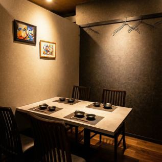 大切なお席にふさわしい、落ち着きある大人の完全個室。周囲を気にせず会話に集中でき、提供テンポも丁寧に整えます。香り立つ特製だしと極薄ラムしゃぶで、相手に「選び方が上手い」と伝わる接待を。