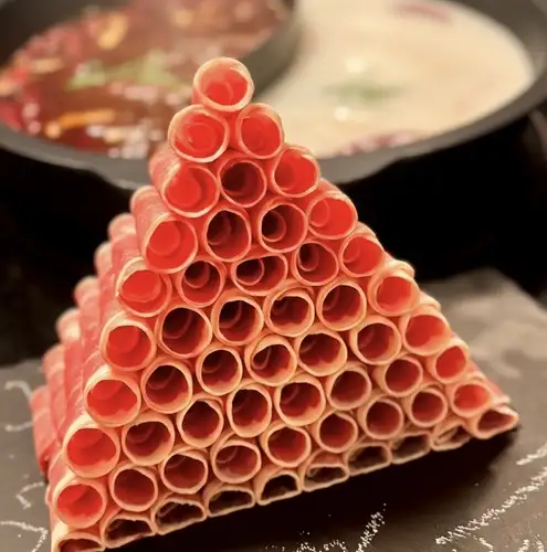 最初の一皿目は当店名物、ラム肉のピラミッド盛りで!