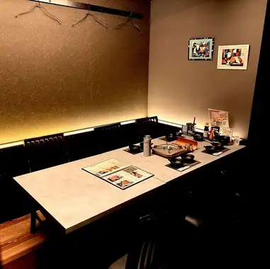 【2～4名様個室】大人のラグジュアリーを纏う完全個室。ゆったり過ごせる設えで、少人数の会食や女子会にも最適です。席数に限りがあるため、事前予約をおすすめします。
