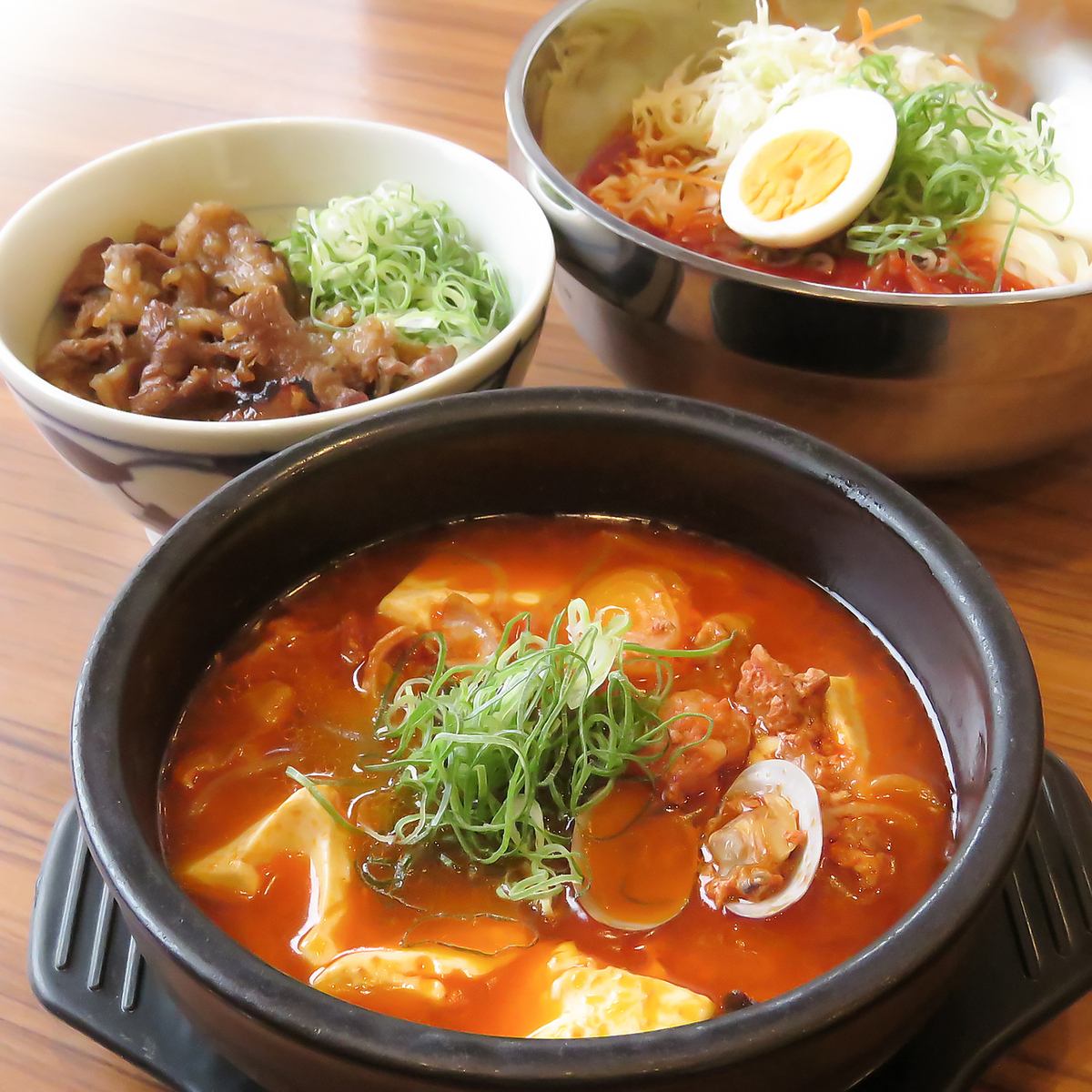 提供時間約3分！手作りの美味しさと出来立ての温かさが感じられる丼ぶりやスン豆腐♪