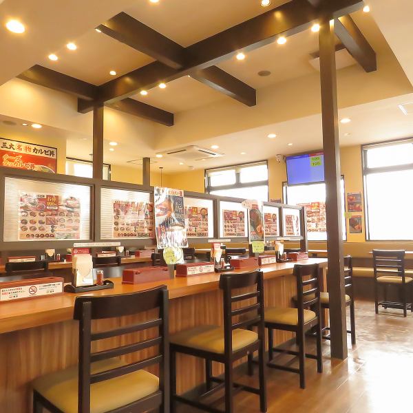 カウンター席のご用意もあり気軽に立ち寄れる当店。名物のカルビ丼は注文を受け付けてから提供するまで約3分！ちょっとした空き時間でも本格的な味を楽しむことができます。