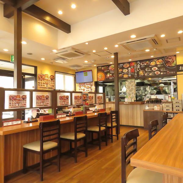 開放感あふれる店内は大きな窓から入る自然光と明るいライトに照らされています。椅子やテーブルは木のぬくもりを感じさせ、落ち着いた雰囲気の中、食事ができます。