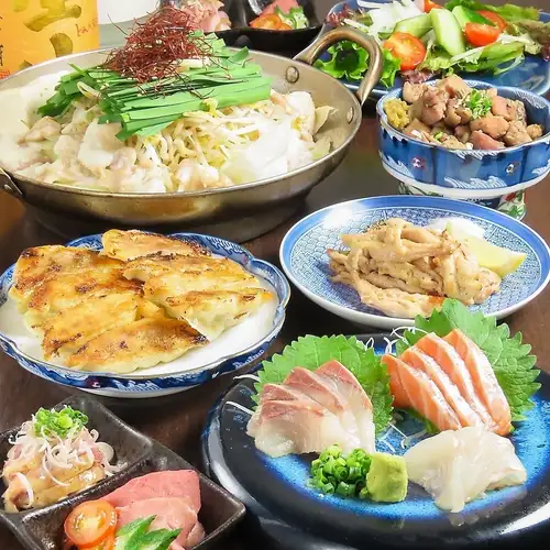 盡情享受博多的特色美食！來一頓豐盛的煎餃和牛雜火鍋盛宴吧！