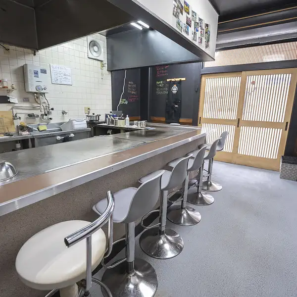 アットホームで実家に帰ってきたような安心感がある店内。店主やスタッフとの距離も近く、初めての方でもすぐに馴染めるカジュアルな雰囲気が魅力です◎仕事帰りの「ひとり飲み」や、ちょっと一杯引っ掛けたい時にも気軽に立ち寄れます。アツアツの鉄板料理を片手に、贅沢なソロ時間を満喫されて下さい！