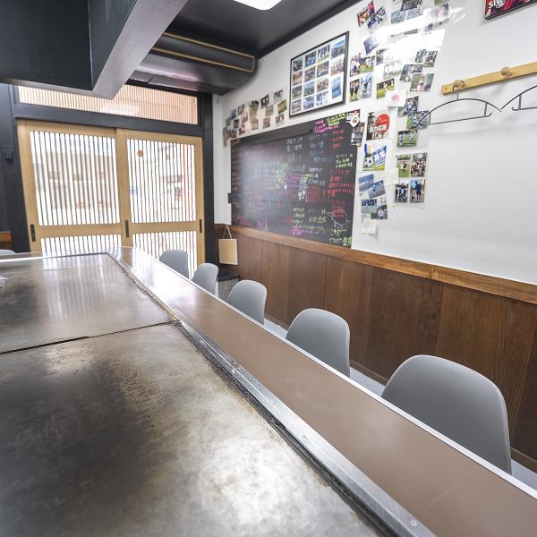 スポーツを頑張る方を応援する、笑顔あふれる鉄板焼店です！サッカーを頑張るお子様たちの名前が飾られた店内は、地域の皆様に愛される温かい雰囲気に包まれています◎美味しいお好み焼きを食べれば、心も体も元気になること間違いなし！お子様連れからお一人様まで、誰もが笑顔になれる憩いの空間です。