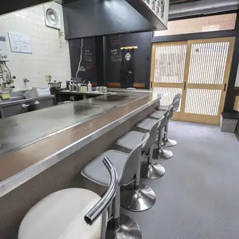 お仕事帰りの一人飲みやデートに最適なカウンター席を11席ご用意！目の前の鉄板でジュウジュウと音を立てて焼き上がるライブ感は五感を刺激します♪店主との会話も楽しめるカジュアルで温かい雰囲気は、女子会やご友人との気軽な飲み会にもぴったり。アツアツの鉄板料理を片手に、贅沢なひとときをお過ごしください◎