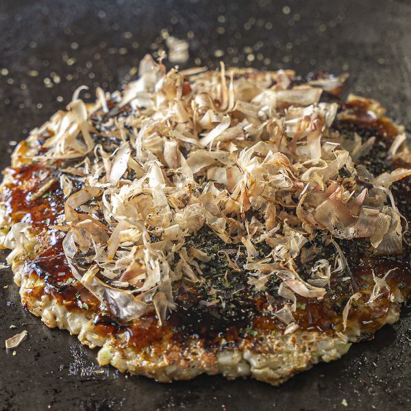 【当店自慢！】旨味がジュワッと溢れる具だくさんお好み焼き