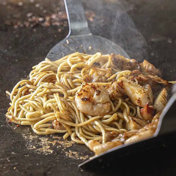 【海鮮たっぷり！】旨味が凝縮された絶品もちもち焼きそば