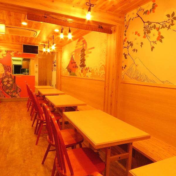 [Table Seating] The restaurant has a calm wooden interior, and the illustrations on the walls make it stand out. Enjoy our specialty motsunabe in a mysterious space where you can feel the "Japanese" atmosphere.Table seats can be used by a large number of people by removing the partitions.It can be used in a variety of situations, such as various banquets with colleagues from work or gatherings with friends!