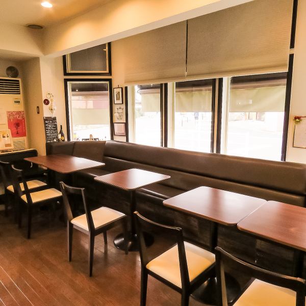 The table has seats for 2 and 4 people.Great for enjoying a slow conversation.It can be used for anniversaries, birthdays, dates, girls-only gatherings, etc. ♪