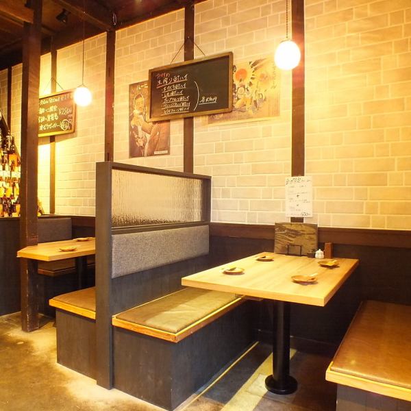 ≪広々としたテーブル席≫天井が高く開放感のある空間です。3名様、4名様、8名様テーブルをそれぞれ1卓ずつご用意しております。ご家族・仲間内でゆったりお食事をお楽しみください!ご家族でのご利用、宴会、女子会にもオススメです♪