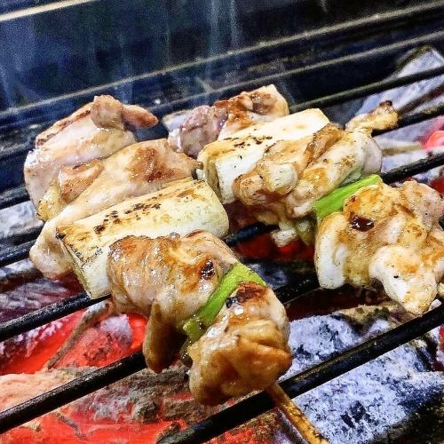 用神户备长炭烤的烤鸡肉串◇