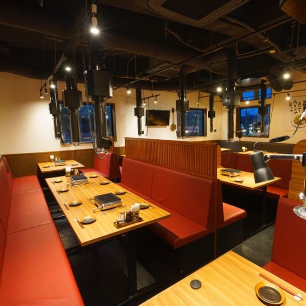 最大34名までの宴会が可能な店内。テーブル席、ソファ席などご用意してます。