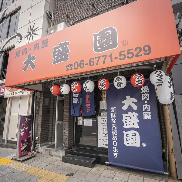 【寺田町駅から徒歩2分!】当店は便利なロケーションに位置しているため、お仕事帰りの集まりや各種お集まりの際にもスムーズにお集り頂けます。ワンフロアを見渡せる広々とした店内は、14~18名様での貸切にも対応可能。活気溢れる大衆酒場の雰囲気のなかで、周囲の目を気にせず賑やかに焼肉宴会をお楽しみいただけます。