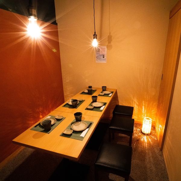 这是一家气氛平静的餐厅，也可用于重要的宴会。我们有可容纳 2 至 10 人的私人房间。对于宴会，我们还可以为大量人数（最多60人）预订horigotatsu座位。距静冈站4分钟路程！静冈关东煮，黑半煎薯条和静冈当地酒享受静冈！Motsunabe火锅，如涮锅-涮锅也出现了