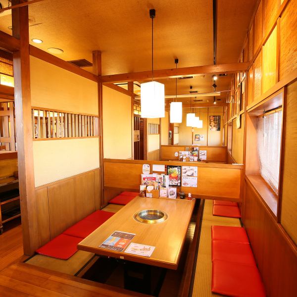 落ち着きのある店内は、ほっと落ち着く和やかさが広がります。全116席の広々とした空間には、ボックス席やお座敷など、シーンに合わせたお席をご用意。仕切りを移動させれば、最大30名様のご宴会も可能です。また、プライベートな世界を満喫できる半個室もございますので、ご家族やご友人とのお食事にぜひご利用ください。