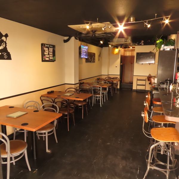 【明るい雰囲気のオシャレな空間】柔らかな光が差し込む明るい店内は、洗練されたインテリアが心地よく調和したおしゃれな空間。清潔感あふれる開放的な雰囲気で、ゆったりと食事を楽しめます。過ごしやすさとデザイン性を兼ね備えた、居心地のよいひとときをお届けします。