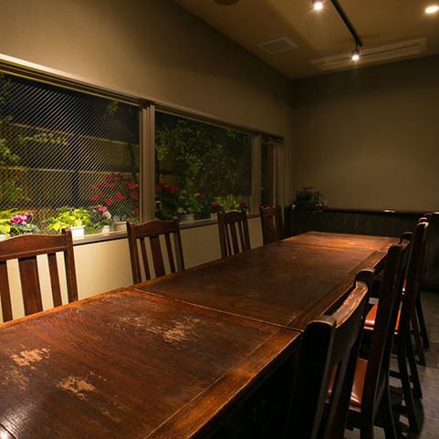 <p>貸切は8名まで対応可能で、宴会や記念日など幅広いシーンに合わせた使い方ができます。店内は落ち着いたモダン空間で、大型宴会にも対応しつつ、プライベート感も演出♪広めのテーブル配置でゲスト同士が会話を楽しみやすい環境。音響や装飾の相談も可能でオリジナルな空間作りが叶います。</p>