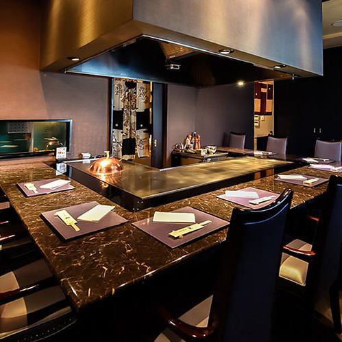 少人数でゆったり過ごせるテーブル席、カウンター席をご用意。カウンターでは目の前で焼き上げるライブ感を楽しむことができ、特別な体験を提供！記念日デートや親しい友人との食事に最適な空間で、程よい距離感と落ち着いた照明が魅力です。静かな雰囲気で大人の時間を楽しめます。ご希望に応じてサプライズも可能