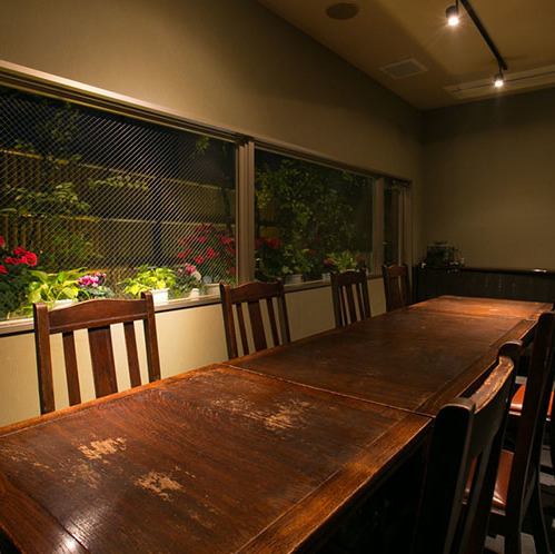 落ち着いた少人数席あり
