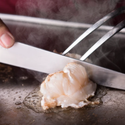 【煌】活アワビと和牛ステーキ食べ比べコース。A5ステーキと生け簀の活車海老14850円(税込)