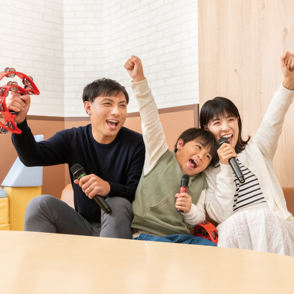 【ママ会・お子様連れ大歓迎】床も壁も全てクッション材でできていて、靴を脱いで上がれるお座敷タイプのカラオケルーム＝ファミリールームが大好評★広々としたルームやおもちゃもあって、ファミリーにピッタリなルームはココ！