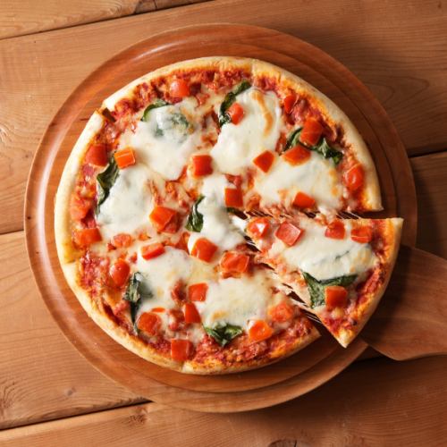 イタリア産トマトのマルゲリータピザ
