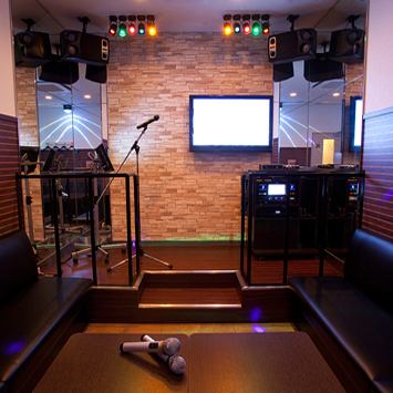 ステージで熱唱!特殊照明やマイクスタンドも揃ってます♪