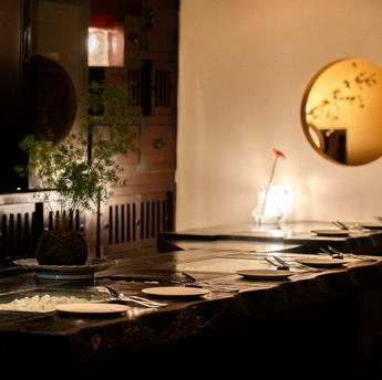 カウンター席や小さなテーブル席は、少人数での来店にぴったり。デートや誕生日など、二人の時間をゆったりと過ごしていただけるようプライバシーを意識した設計。落ち着いた大人の空間で、目にも美しい料理を囲めば自然と会話も弾みます。心温まる和やかな時間を、ぜひ当店でお楽しみください。