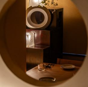 デートや大切なご友人との語らいにぴったりな2名様用のお席。周囲を気にせず、二人の時間をゆったりと過ごしていただけるようプライバシーを意識した配置にこだわっています。落ち着いた雰囲気の中で、美しい料理とともに会話が弾む特別なひとときを。