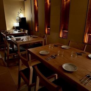少人数での貸切パーティーにも対応可能です。20名様以下の規模で、お店全体をプライベート空間としてご利用いただけます。会社の集まりや特別なパーティーなど、周囲を気にせず一体感のあるひと時を。和モダンの落ち着いた店内でぜひ、こだわりのお料理を囲みながらお楽しみくださいませ。