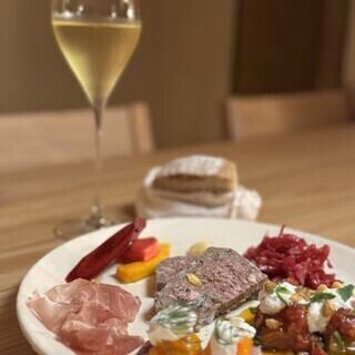 【１名様限定セット】スパークリングワイン、前菜６種盛り合わせ、自家製ライ麦パン