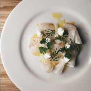 平目のカルパッチョ　マスカルポーネ、黄柚子、蕪