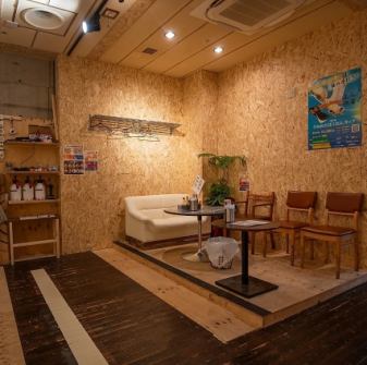 シンプルかつカジュアルな店内は、イベントやトーナメントも定期的に開催され、参加者同士が絆を深める機会を提供しております。友人や仲間とドリンク＆フードを楽しみながら斧投げでストレス発散でき、優しい店舗クルーが丁寧にレクチャーしてくれるので初心者の方でも楽しめる♪非日常体験ができる空間となっております◎