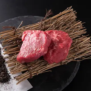 【贅沢な肉料理】炭火の香ばしさが食欲をそそる!極上の味わいを堪能できる「特選和牛ロース炭火焼き」