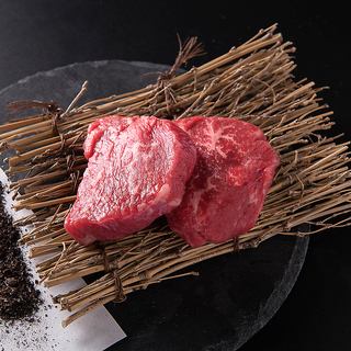 【奢華肉食料理】炭火燒烤的煙燻香氣令人食慾大增！享受「特選和牛腰肉炭烤」的極緻美味。