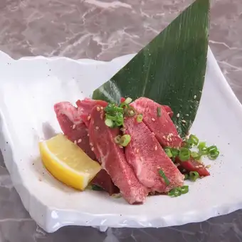 Thick-cut pork tongue with salt