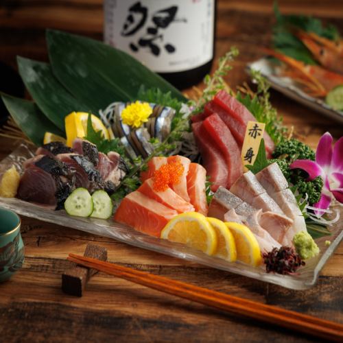 日本海を中心に国内各地の漁港から仕入れる魚介類。海の幸を楽しむ飲み放題付きコースも人気！