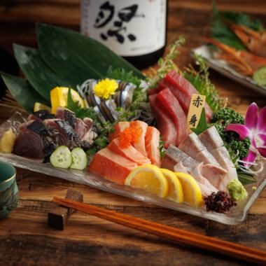 日本海を中心に国内各地の漁港から仕入れる魚介類。海の幸を楽しむ飲み放題付きコースも人気！